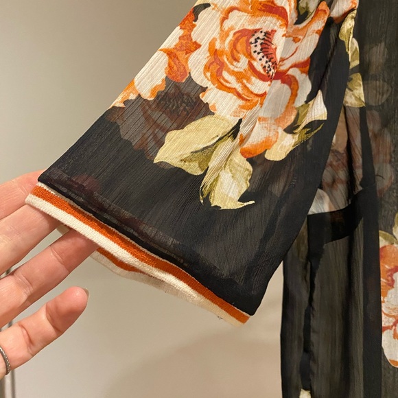 A.N.D ea wy floral sheer blouse. Size medium - Picture 4 of 9